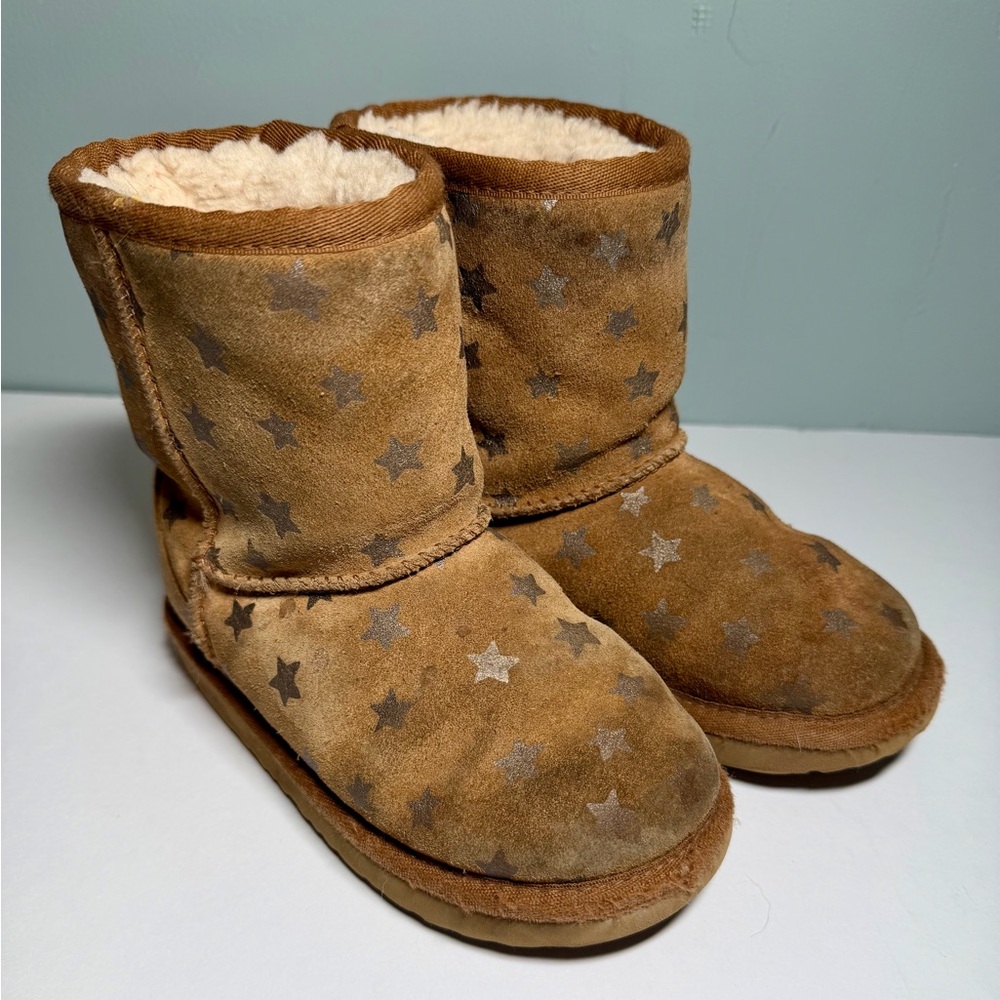 Youth UGG Brown Star Patterned Boots- Size 11